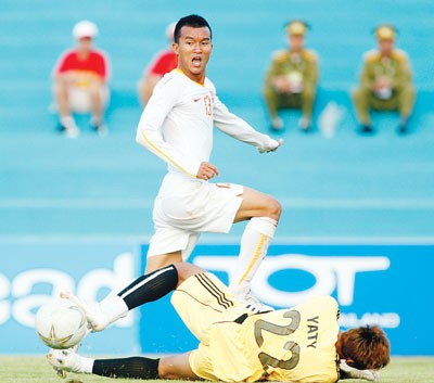 Vietnam’s Mai Tien Thanh runs past a downed Cambodian player after a successful attack at the 25th SEA Games in Vientiane, Laos on December 11. (Photo: SGGP)